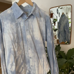Retro himmelsblå batikskjorta - Retro batikskjorta från Batistini med himmelsliknande mönster :)  Skjortan är i storlek XL men är uppsydd något. 