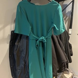 Två klänningar  - Två klänningar i storlek 36. Båda med bältet i midgan. Båda använda max 5 gånger. Prisa för båda 100kr