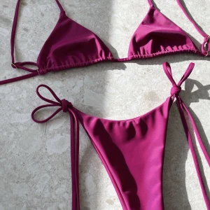 FL Swimwear  - Säljer dessa bikinis från FL Swimwear. Överdel & underdel i färgen ”berry”. Underdel i orange. Storlek L i allt. Självklart helt oanvänt. 2200kr för allting (ordinarie pris är 749kr per del). Frakt tillkommer.