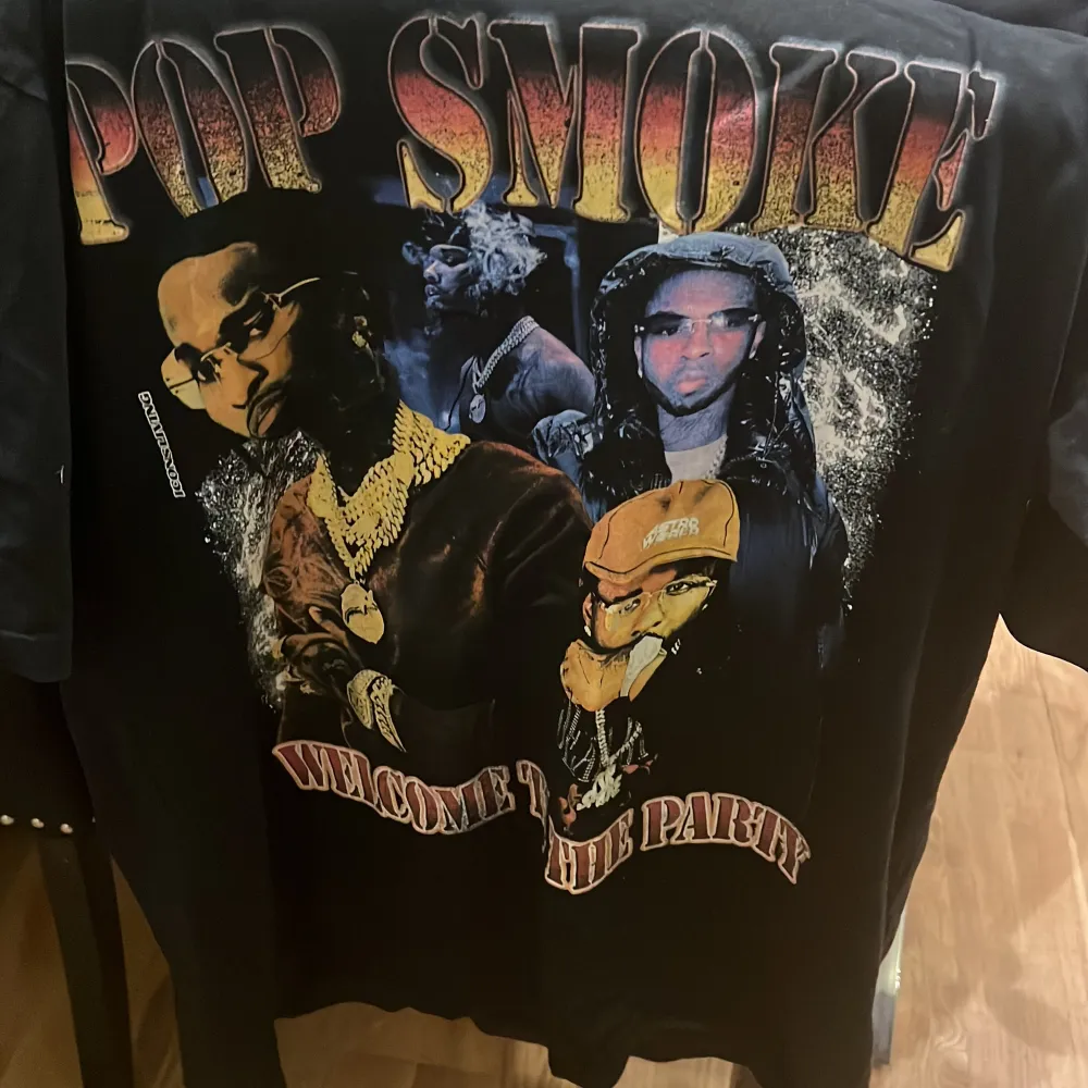 Säljer en riktigt fet pop Smoke t-shirt knappast varit använd . T-shirts.
