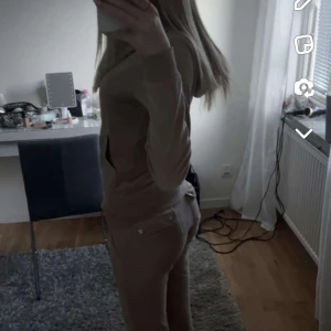 Juicy sett beige - Säljer ett jätte fint juicy sett i färgen beige. Skriv för frågor! Byxorna är i stl xxs och tröjan är i xs