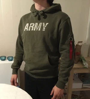 Alpha industries hoodie - Storlek M Alpha industries hoodie med trycket ” army ”. Kostade runt 900kr ny.  Tveka inte att ställa frågor. 