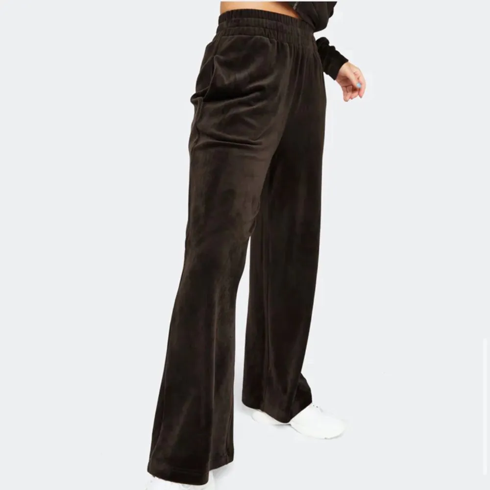 Super sköna bruna sammets mjukisbyxor med knyte på insidan av byxan. Storlek XS men passar upp till M pga stretchiga. 💕💕. Jeans & Byxor.