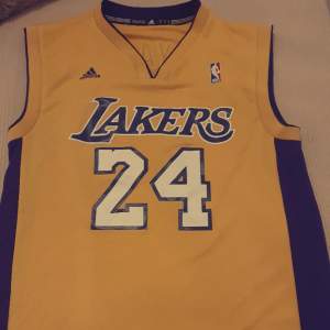 Säljer mitt Kobe Bryant Lakers linne då det blivit för litet.  Mycket bra skick. Pris kan diskuteras 