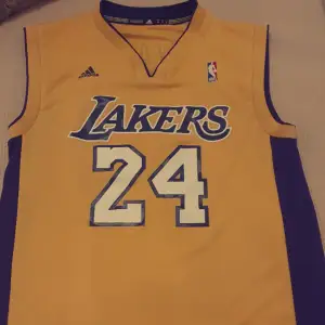 Säljer mitt Kobe Bryant Lakers linne då det blivit för litet.  Mycket bra skick. Pris kan diskuteras 