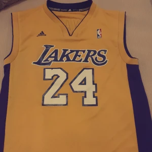 Lakers basket linne (Kobe Bryant) - Säljer mitt Kobe Bryant Lakers linne då det blivit för litet.  Mycket bra skick. Pris kan diskuteras 
