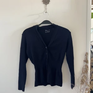 Tröja - Söt marinblå tröja med knappar i storlek XS/S  i bra skick, säljer pågrund av att den inte kommer till användning