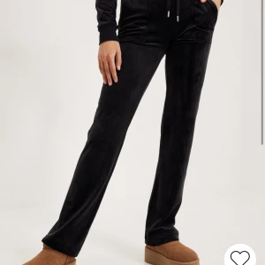 Juicy Couture byxor - Juicy Couture, Del Ray Classic velour pant. Storlek small Endast testade, skulle returnera men glömde av det.  Nypris 1099