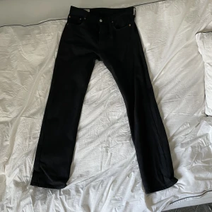 Levis 501 - Säljer 2 st svarta Levis 501 Båda jeansen är 9/10 i skick och använda fåtal gånger  1 par för 700 och båda paren för 1200