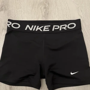 Nike pro shorts  - Säljer pågrund av att dom är lite förstora, använda 1-2 gånger och ser ut som nya. Ny pris 270kr. Priset går att diskuteras 💗