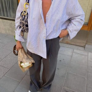 Grå Djurgården avenue favorite pants - Tall - Gråa oanvända djerf avenue favorite pants i modell Tall. Passar bra för någon som är 173cm eller längre 💕