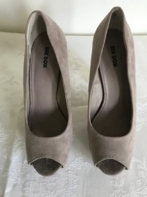 Beige peeptoe skor från bikbok - Beige peeptoe skor från bikbok strl 36