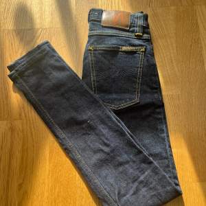 Nudie dam jeans.  Storlek W25 /L32 (30)  Kortade ner längden i butiken. Dem är alltså inte 32 i längden, dem är 30 i längden.