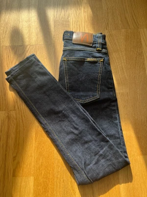 Dam Nudie jeans - Nudie dam jeans.  Storlek W25 /L32 (30)  Kortade ner längden i butiken. Dem är alltså inte 32 i längden, dem är 30 i längden.
