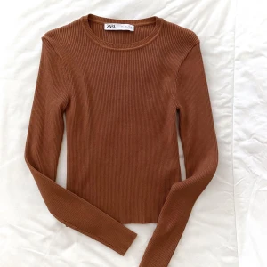 ZARA tröja, brun - Superfin tröja från Zara i den en perfekta bruna färgen.  Endast använts en gång och säljs pga jag har andra liknande plagg.  Storlek M men passar bra på mig som är en S.