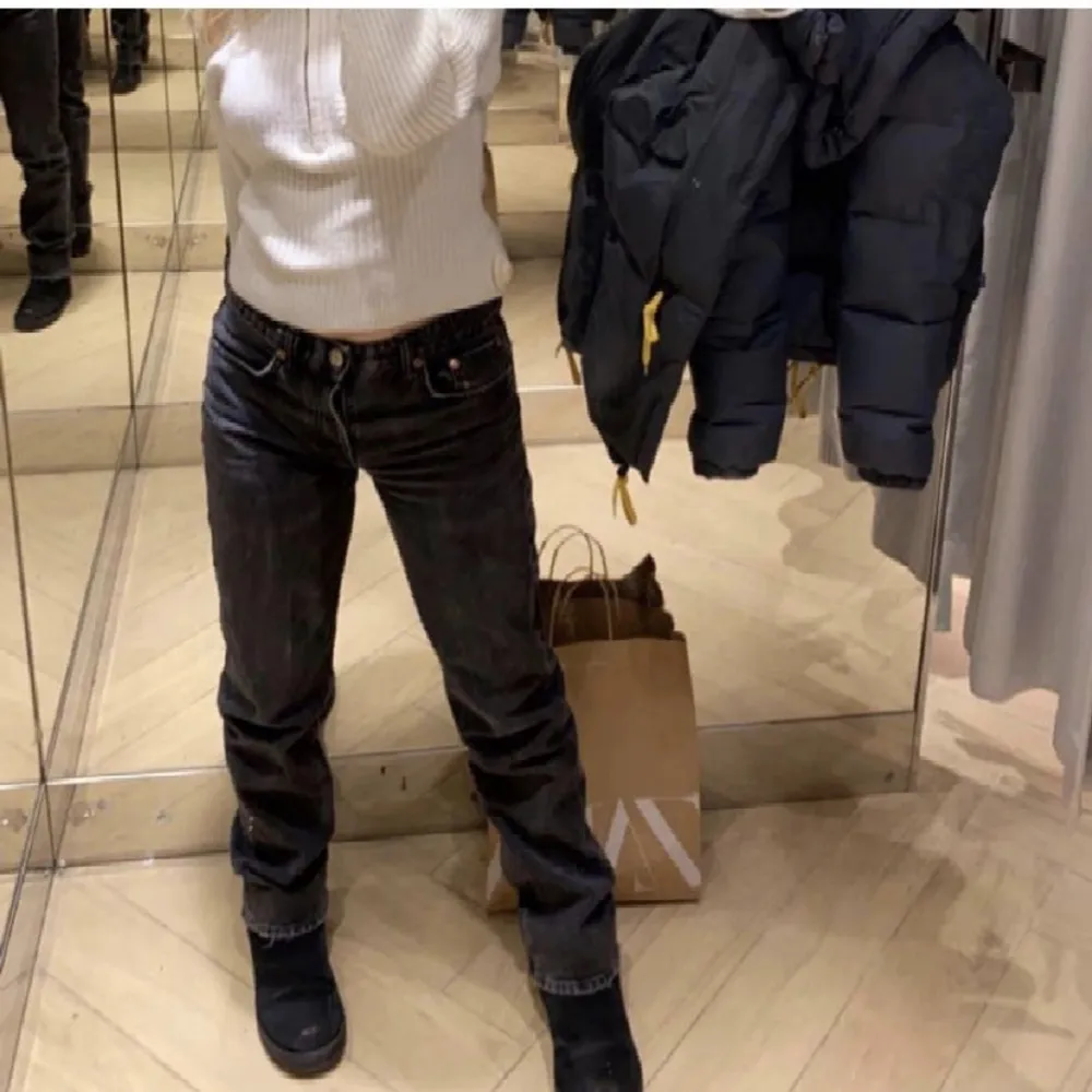 Säljer dessa populära mörkgråa mid rise jeansen från Zara då de inte kommer till användning längre💗 (lånade bilder). Jeans & Byxor.