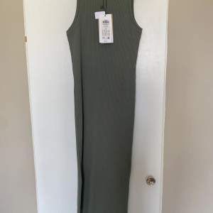 Mörkgrön klänning från vero moda. Storlek XS, aldrig använt klänningen bara testat den i butik. Prislappen sitter kvar.