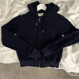 Juicy conture  - En mörkblå juciy tröja som inte kommer till användning längre säljer för 350 kr plus frakten. Köpt på deras egna hemsida.