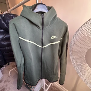 Nike tech fleece - Tjena ! Säljer nu min väldigt fräscha nike tech fleece i grön. Säljer varjde del för 400kr eller båda tillsammans för 850kr Skick: 9.5/10 Använd Max 10 ggr annars bara legat i garderoben Pris: båda tillsammans 950kr. Tröja 500kr och byxor 500kr 