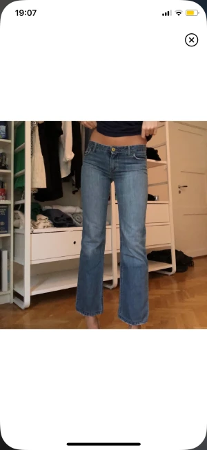 Jeans - Inte mina bilder, hon på bilden är 173, säljer vidare för dem var för små för mig. Storlek 38 från zara men små så snarare 36. 