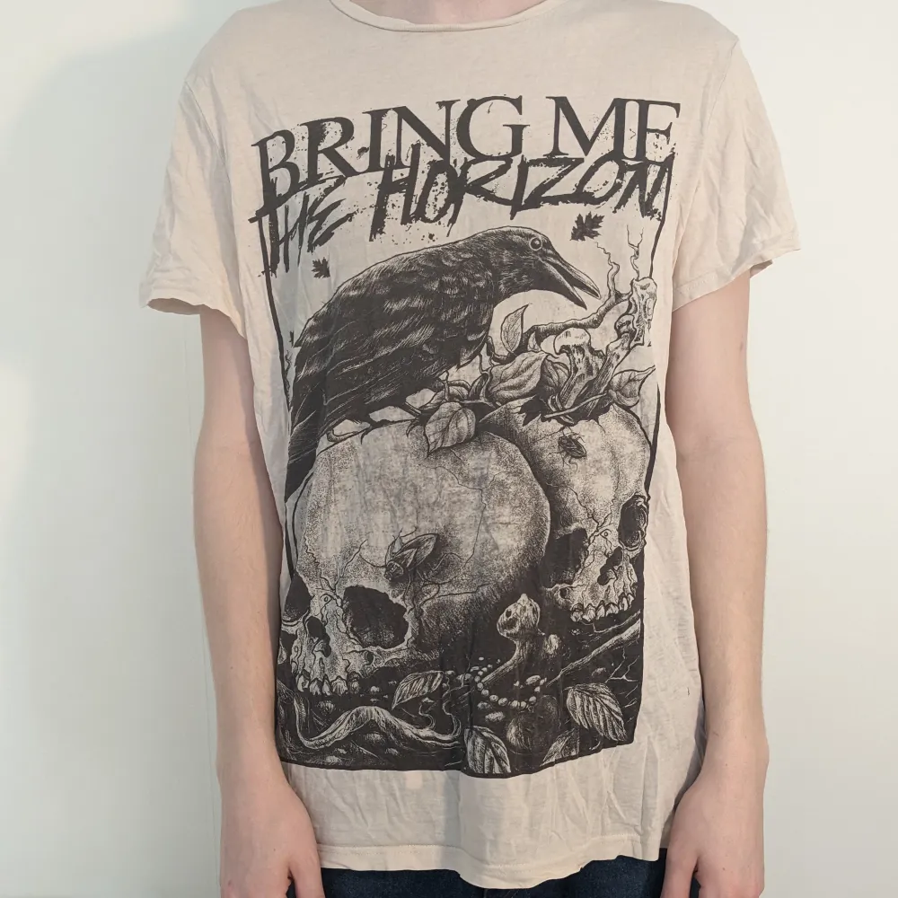 Bring Me The Horizon troja från H&M. Några mindre hål vid midjan. . T-shirts.