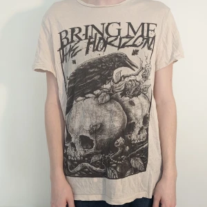 T-shirt, Bring Me The Horizon - Bring Me The Horizon troja från H&M. Några mindre hål vid midjan. 