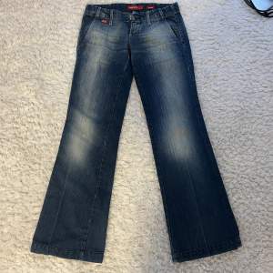 Skitsnygga jeans från miss sixty. Storlek 25. Lite trasig vid knappen men det är ingenting man märker när man stänger byxorna/fixa, men därav priset. Midjemått tvärs över är ca 37 cm och innerbenslängd är ca 80 cm