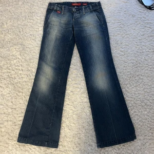 Miss sixty  - Skitsnygga jeans från miss sixty. Storlek 25. Lite trasig vid knappen men det är ingenting man märker när man stänger byxorna/fixa, men därav priset. Midjemått tvärs över är ca 37 cm och innerbenslängd är ca 80 cm