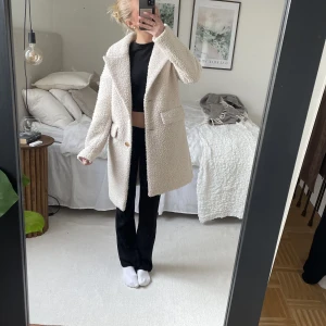 Teddy jacka - En såå mysig teddy jacka som funkar både till våren och hösten men även kalla sommardagar! Fint skick och super skön😊