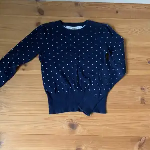 Mörkblå prickig tröja från jumper fabriken, använd men utan defekter. Materialet är bomull.
