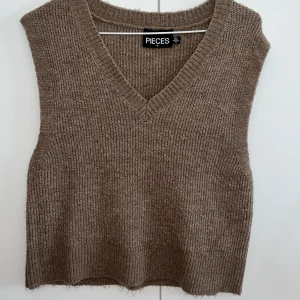 Pierca, stickad väst, Xs - Fin och skön brun stickad väst. Snygg över en tröja/skjorta. Aldrig använd, väldigt fin i skicket. Som ny🤩