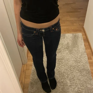 True religion jeans  - Säljer dessa snygga lågmidjade mörkblåa jeans från true religion. Säljer pågrund av ingen användning för dom är för små. Köpt här på plick, använd ett fåtal gånger. Dom är lite bootcut men mer raka typ beror på hur den sitter på en. Möts bara upp!