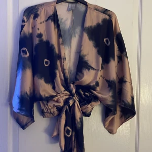 Blus  - Säljer denna fina sommar blus som har använts en gång så är som ny. Hör av dig om frågor eller fler bilder, priset går att diskuteras💗