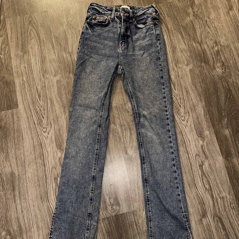 Säljer mina lite mer mörkblåa jeans som är från H&M. Säljer dessa för att dem är för små och ligger bara i garderoben å tar plats. Väldigt fina jeans och sitter bra!. Jeans & Byxor.