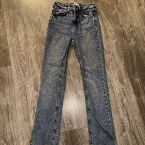Blåa jeans - Säljer mina lite mer mörkblåa jeans som är från H&M. Säljer dessa för att dem är för små och ligger bara i garderoben å tar plats. Väldigt fina jeans och sitter bra!