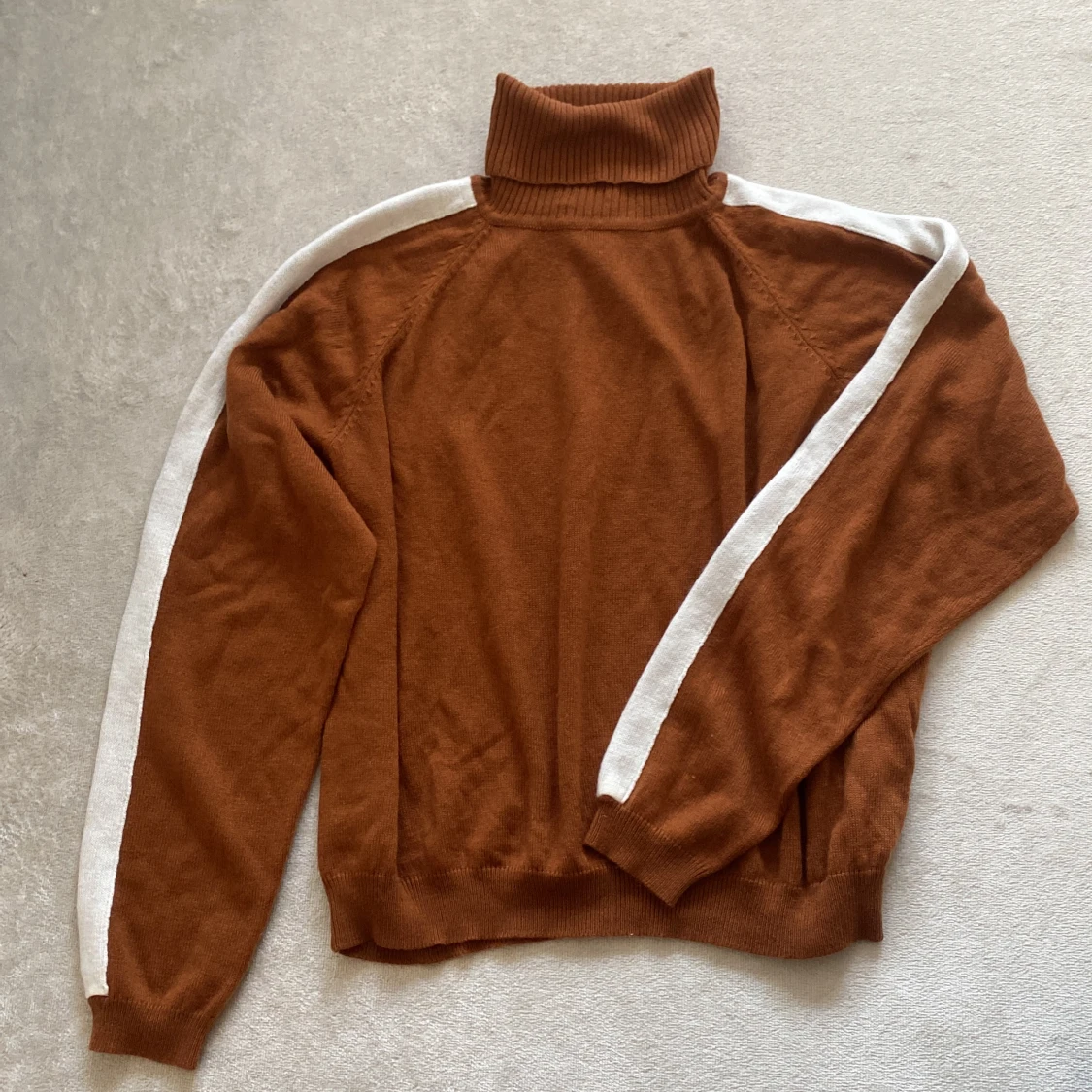 Brun turtleneck tröja med vita ränder