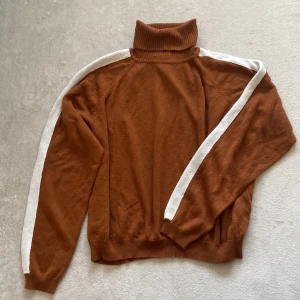 Brun turtleneck tröja med vita ränder - Köpt från Boohoo och använt ett fåtal gånger, så tröjan är i gott skick! Något kortare modell🌸