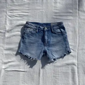 Jeansshorts från crocker i bra skick! Säljer pga för små. Perfekt till sommaren! Modellen heter pow high men de är avklippta till shorts redan i butik!