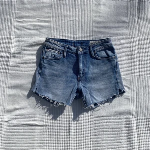 Jeansshorts crocker - Jeansshorts från crocker i bra skick! Säljer pga för små. Perfekt till sommaren! Modellen heter pow high men de är avklippta till shorts redan i butik!