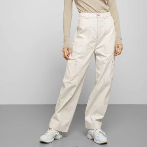 Weekday byxor - Byxor från weekday i modellen Grow workwear trousers. Jättesnygga! Lite fläckar från jord runtom på dem, då jag haft de när jag varit ute med hunden. Därav billigt pris, men går säkert att bleka eller skrubba bort!