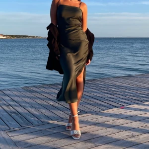 Finklänning/festklänning - Använd 1 gång. Super fin grön finklänning som kan användas vid olika tillfällen. Medellång. Betalning: Swish. Köparen står för frakten