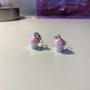 Örhängen - Rosa svampörhängen❤️ Ca 1,5 cm hög.