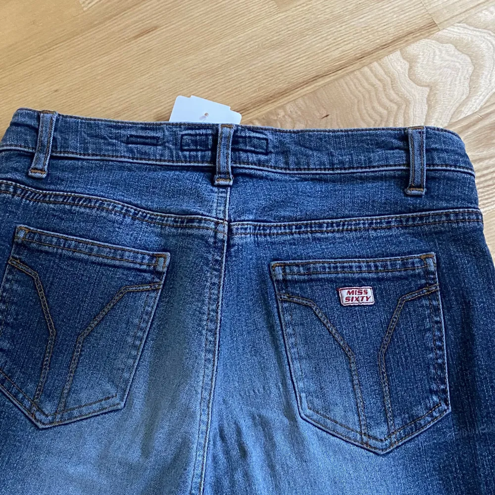 Supersnygga 90s bootcut lågmidjade jeans från miss sixty! Svider i själen men dom är tyvärr för små för mig, därav inga bilder med jeansen på. Mycket bra skick å exklusivt märke! Skicka pm för fler frågor/bilder🧡✌🏻. Jeans & Byxor.