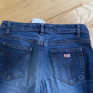 Miss sixty bootcut jeans - Supersnygga 90s bootcut lågmidjade jeans från miss sixty! Svider i själen men dom är tyvärr för små för mig, därav inga bilder med jeansen på. Mycket bra skick å exklusivt märke! Skicka pm för fler frågor/bilder🧡✌🏻