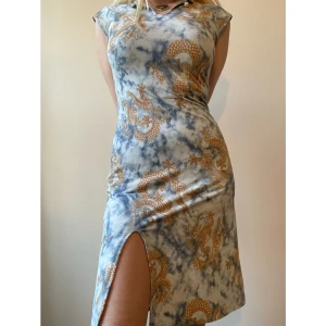 Drak-klänning - Klänning i mesh-liknande tyg med fina detaljer. Medellång klänning och jag är 173 cm lång