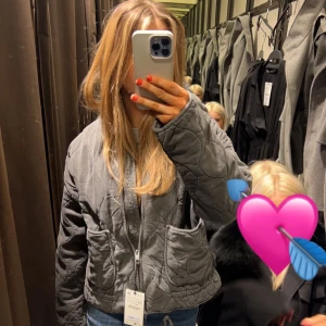 populär zara jacka - intressekoll på min jacka ifrån zara i stl S, är inte säker om jag vill sälja!! ge gärna prisförslag!!