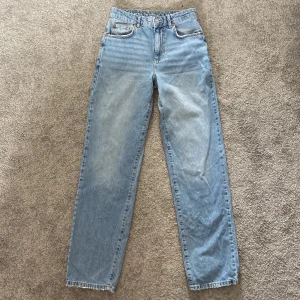 Jeans från Bikbok  - Säljer dessa jeans från Bikbok köpta på Carlings. ”JP 90s straight 540” Storlek: längd 32 midja 32