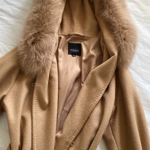 Kappa från Hollies  - Säljer min Lucinda kappa från Hollies köpt på NK 2022-11-12 för 5999kr. Använd enbart en endaste gång - inte min stil alls, därav ett otroligt nyskick! Skriv för fler bilder - möts BARA upp (dyr vara) 💖