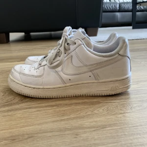 Nike Air Force  - Snygga air force som jag har använt sparsamt i några månader, jag väljer att sälja dem då jag har köpt nya skor. Nypris:1349kr.