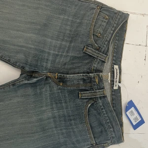 Lågmidjade jeans - As snygga lågmidjade jeans från j.lindeberg. Straight-fit. Jätte bra kvalitet på jeans tyget och de känns och ser helt nya ut ❤️